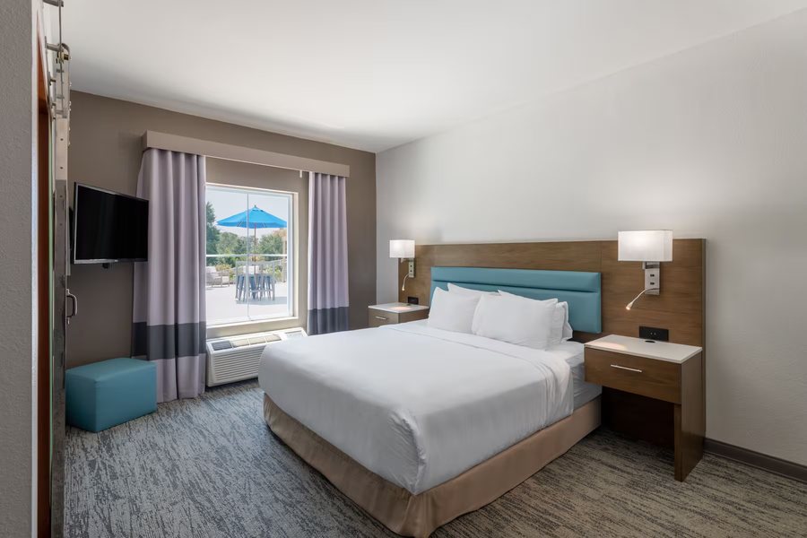 Howard Johnson by Wyndham Tallahassee — Guest room