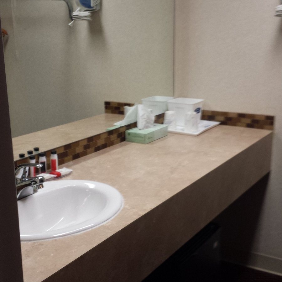 Howard Johnson by Wyndham Traverse City — Bathroom