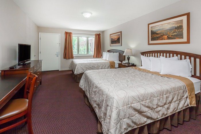 Howard Johnson by Wyndham Traverse City — Guest room