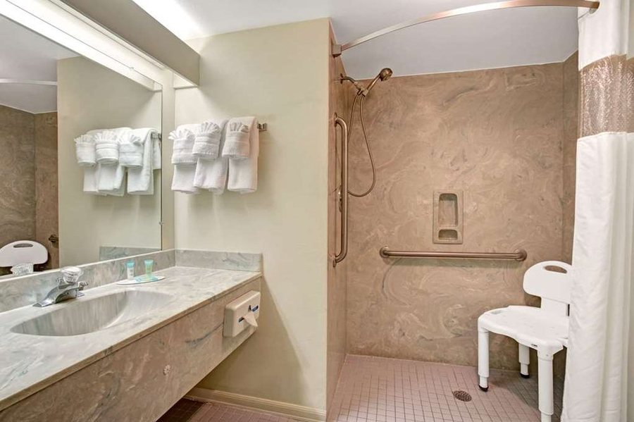 Howard Johnson by Wyndham Tropical Palms Kissimmee — Bathroom