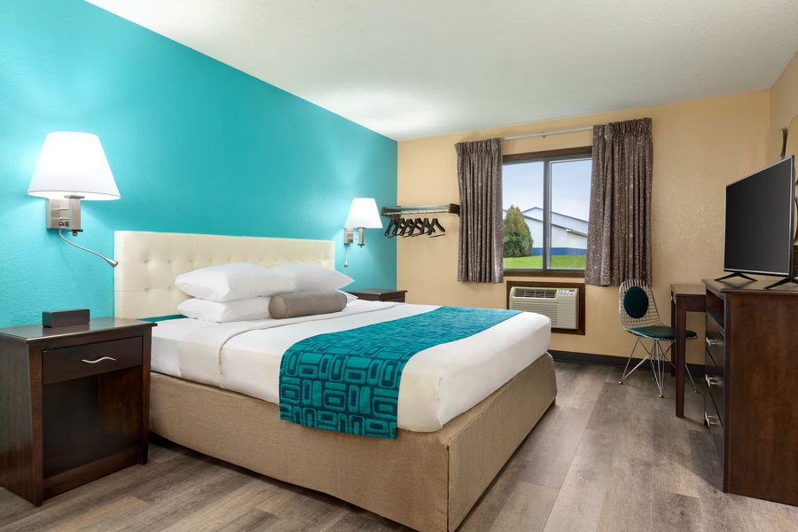 Howard Johnson by Wyndham Waterloo Cedar Falls — Guest room