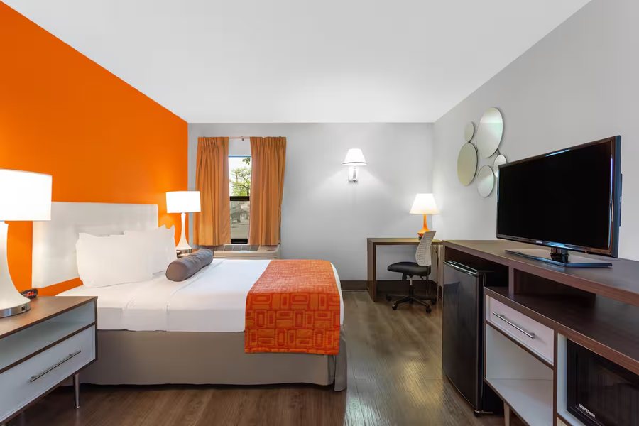 Howard Johnson by Wyndham Waukegan Great Lakes — Guest room