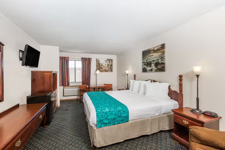 Howard Johnson by Wyndham Wichita Airport — Guest room