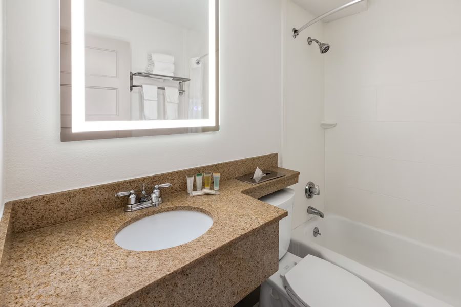 Howard Johnson by Wyndham Winter Haven FL — Bathroom