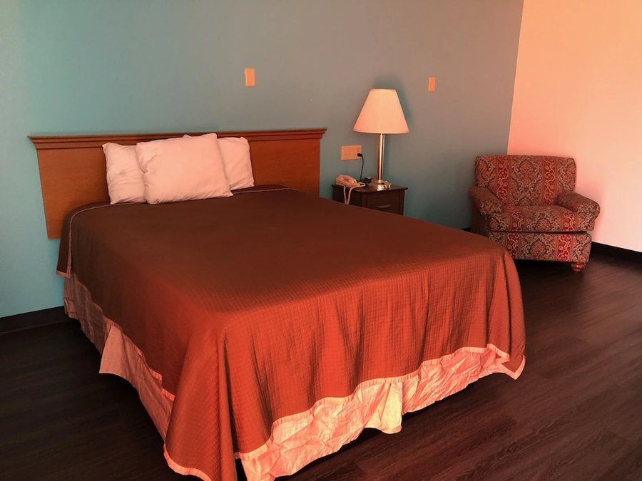Howard Johnson by Wyndham Winter Haven FL — Guest room