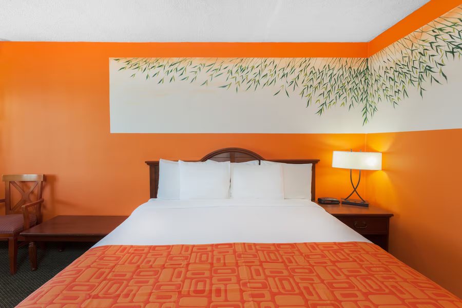 Howard Johnson by Wyndham Yuma — Guest room