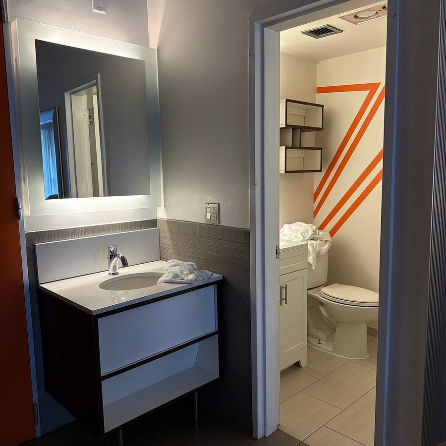 Howard Johnson Hotel by Wyndham Toms River — Bathroom