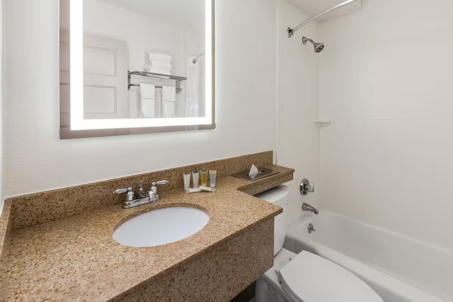 Howard Johnson Hotel Conference Center by Wyndham Salem — Bathroom