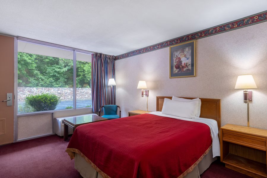 Howard Johnson Hotel Conference Center by Wyndham Salem — Guest room