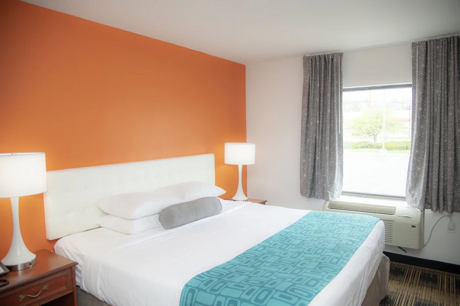 Howard Johnson Hotel Suites by Wyndham Allentown Dorney — Guest room