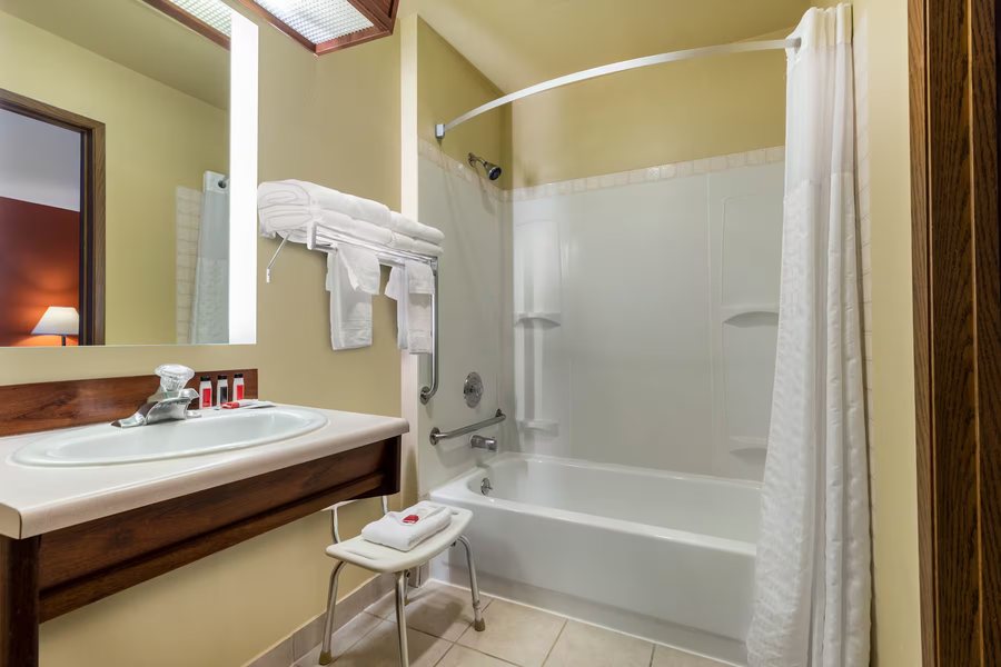 Howard Johnson Lake George — Bathroom