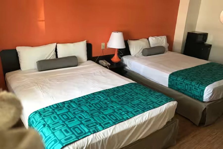 Howard Johnson Lake George — Guest room
