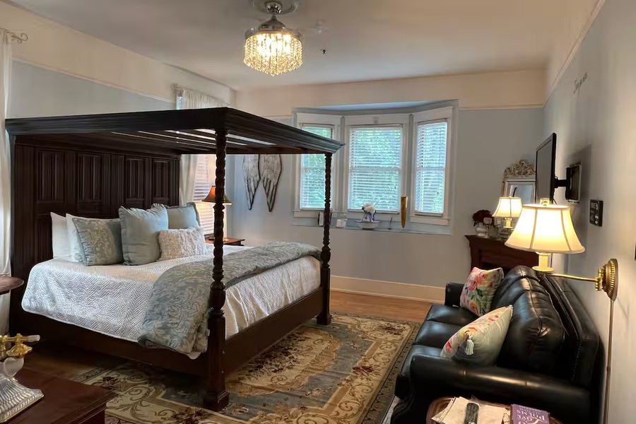 Hoyt House Bed Breakfast — Guest room