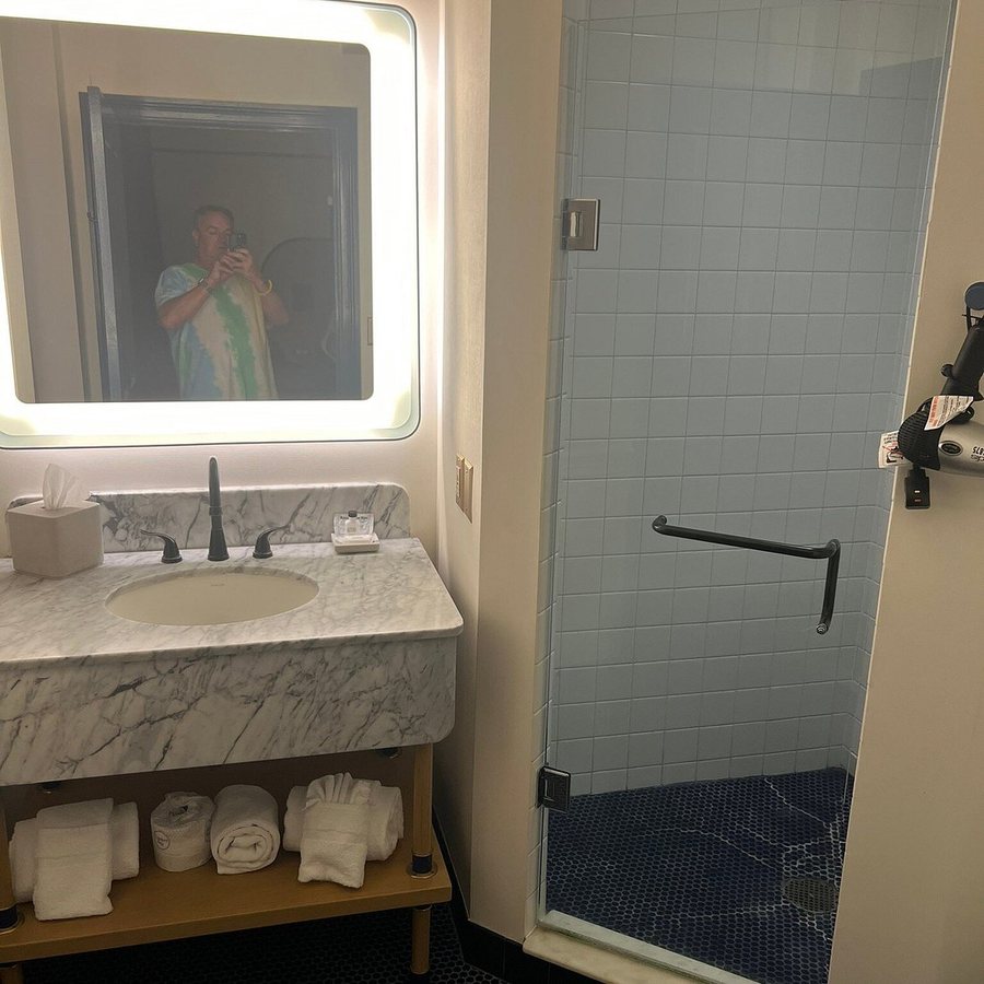 Hu Hotel — Bathroom