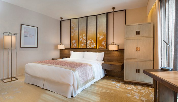 HUALUXE Hotels and Resorts Shanghai Twelve at Hengshan by IHG — Guest room