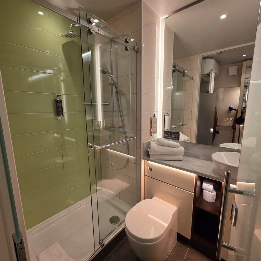 Hub by Premier Inn Edinburgh Haymarket hotel — Bathroom