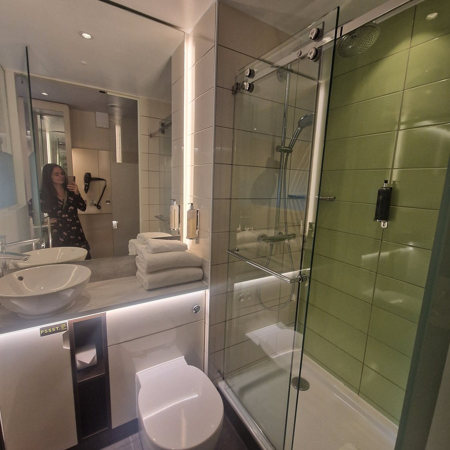Hub by Premier Inn Edinburgh Royal Mile hotel — Bathroom