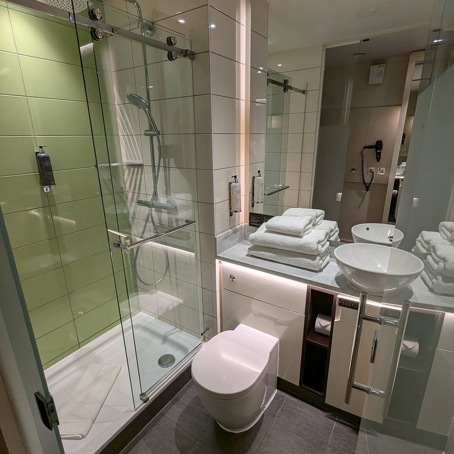 Hub by Premier Inn London City Bank hotel — Bathroom