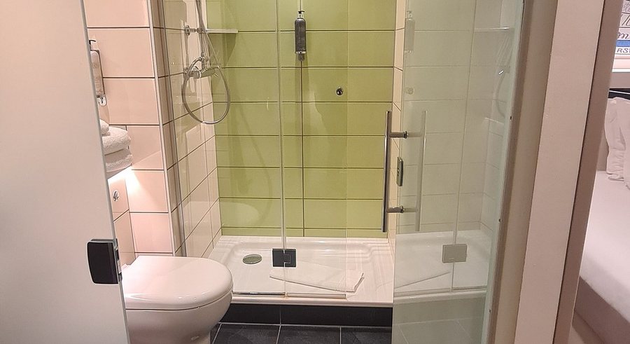 Hub by Premier Inn London Clerkenwell hotel — Bathroom