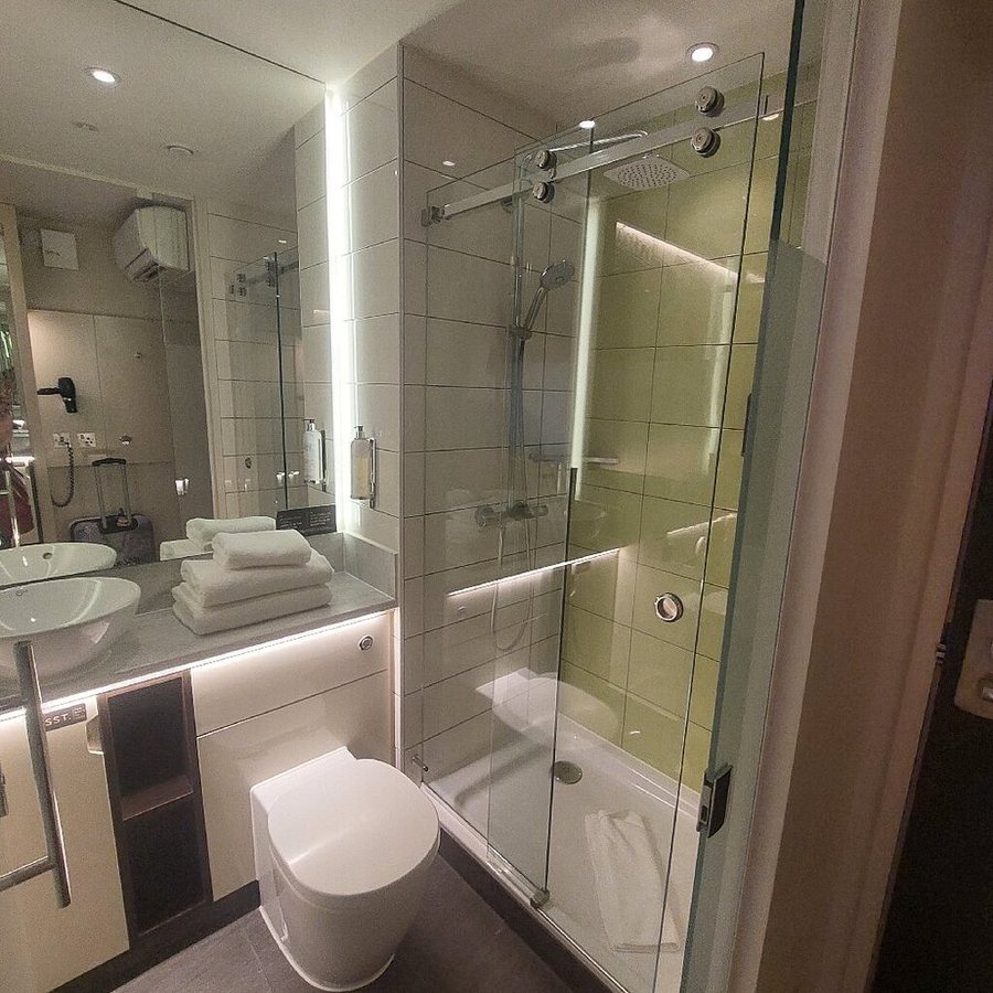 Hub by Premier Inn London Covent Garden hotel — Bathroom