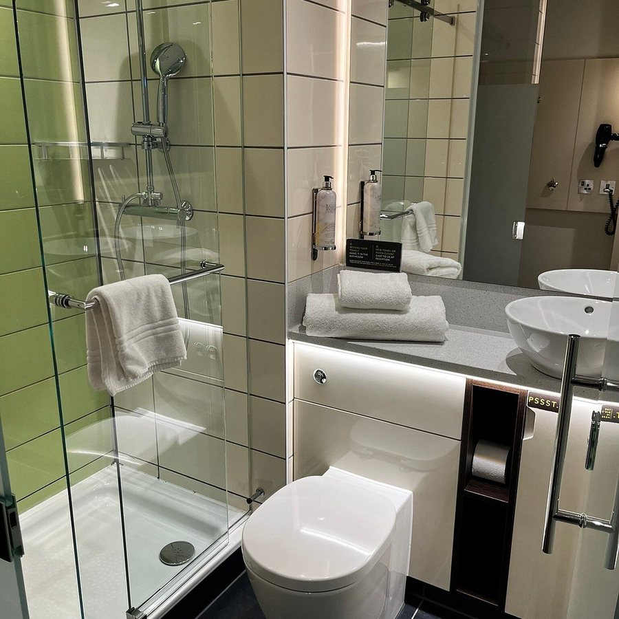 Hub by Premier Inn London Goodge Street Hotel — Bathroom