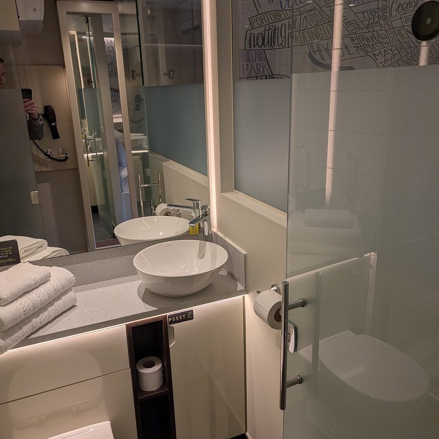 Hub By Premier Inn London Paddington Hotel — Bathroom
