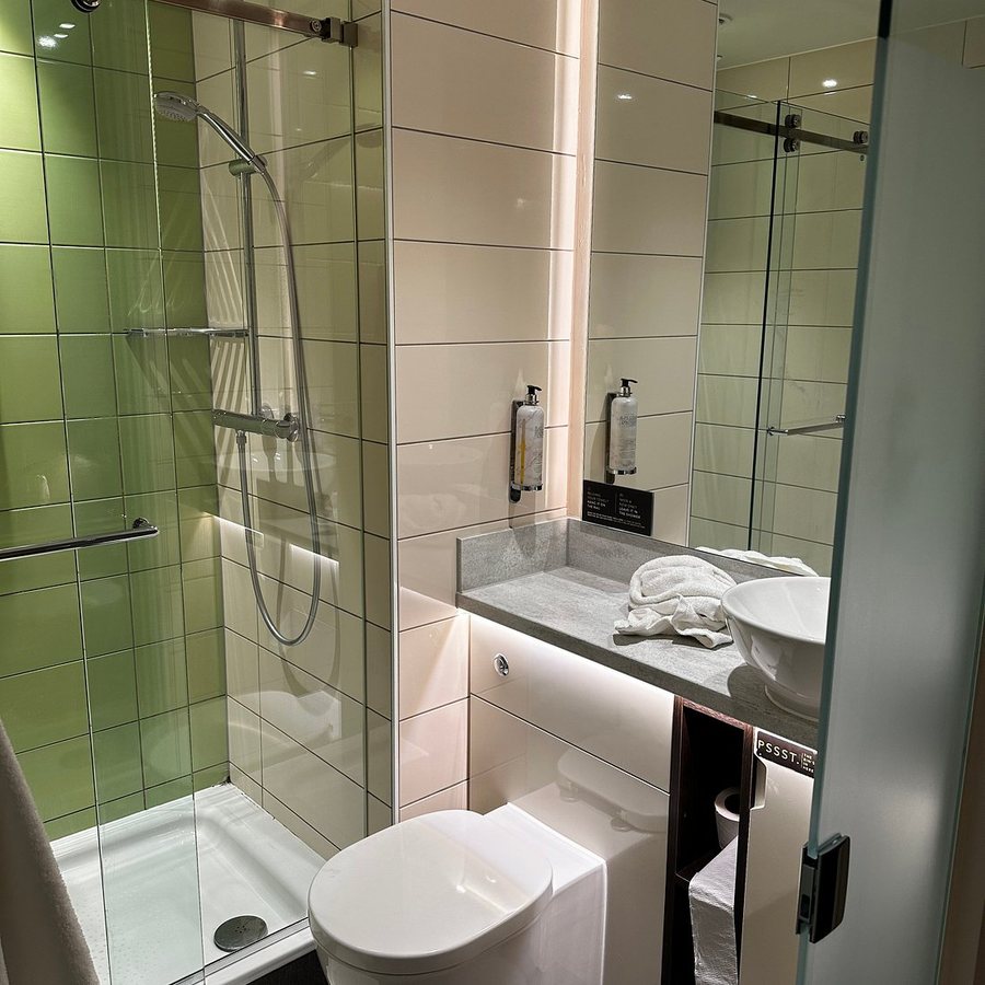 Hub by Premier Inn London Soho hotel — Bathroom