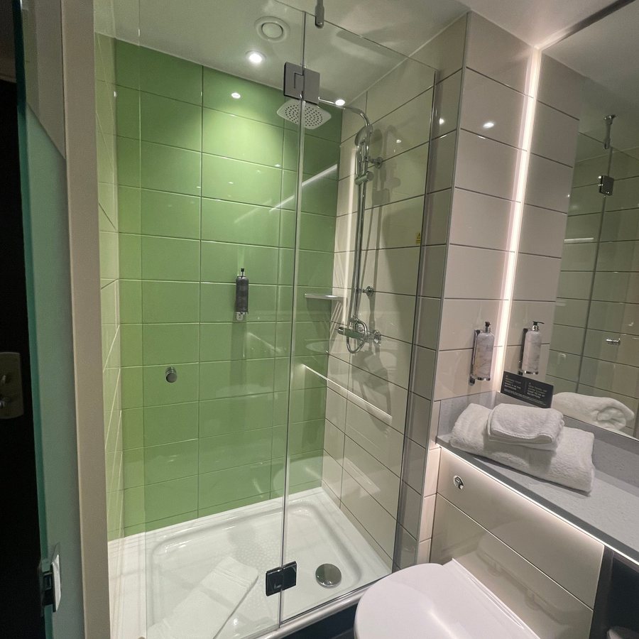 Hub by Premier Inn London Spitalfields Brick Lane hotel — Bathroom