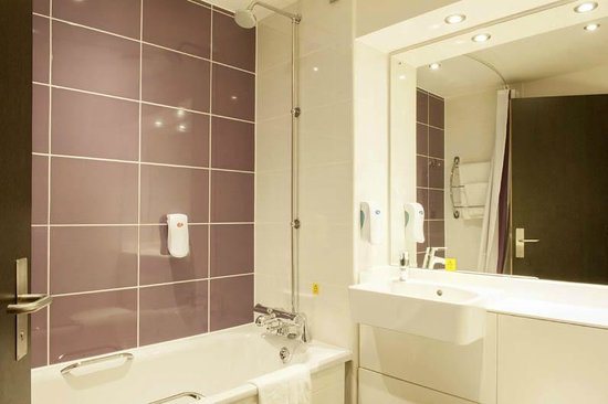 Hub by Premier Inn London Tower Bridge hotel — Bathroom