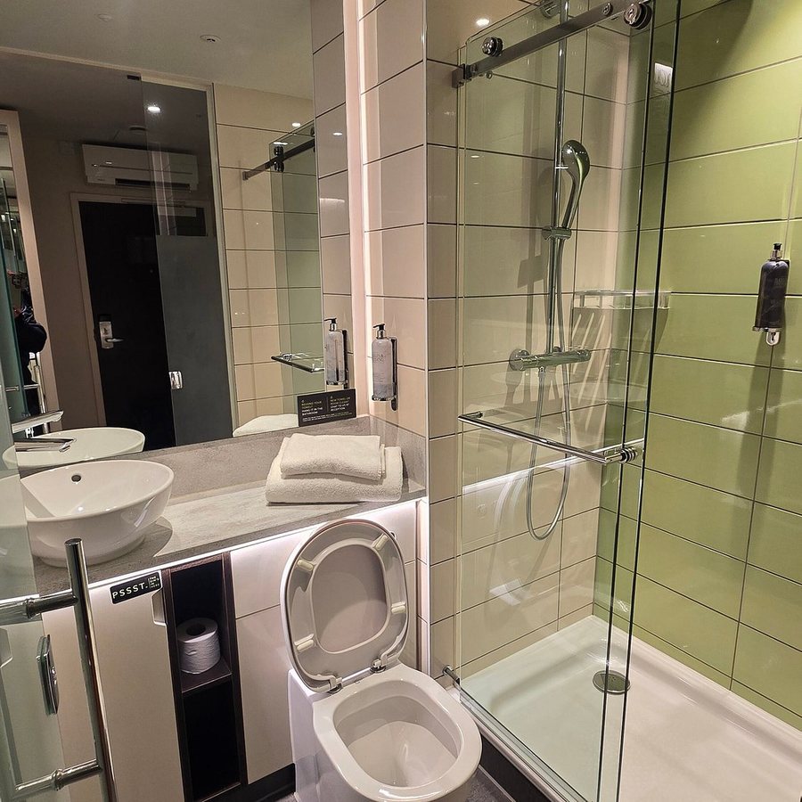 Hub by Premier Inn London West Brompton hotel — Bathroom