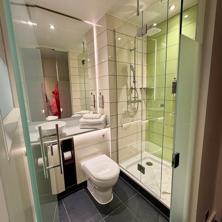 Hub by Premier Inn London Westminster Abbey hotel — Bathroom