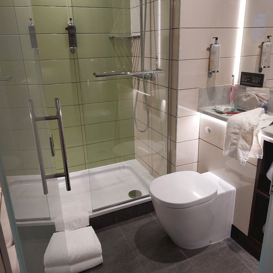 Hub by Premier Inn London Westminster St James s Park hotel — Bathroom