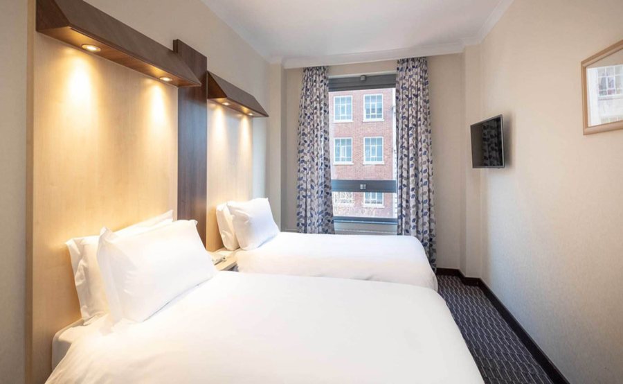 Hub by Premier Inn London Westminster St James s Park hotel — Guest room