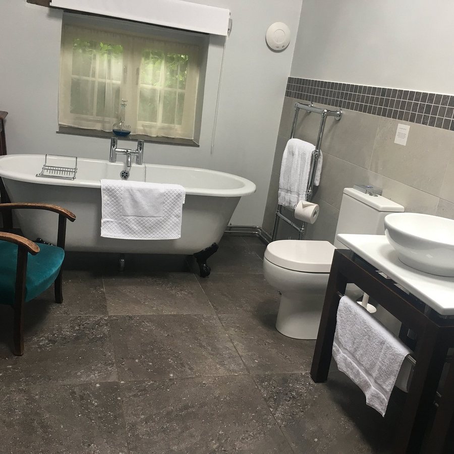 HUBBARD MANSION BED BREAKFAST — Bathroom