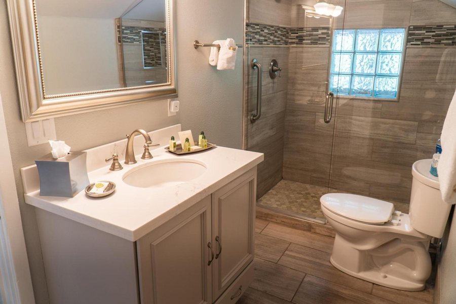 Huff House Inn and Cabins — Bathroom