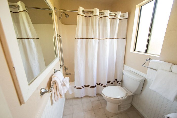 Hummingbird Inn — Bathroom