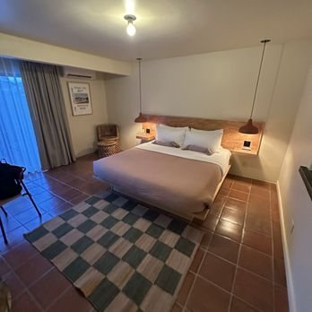 Hummingbird Inn — Guest room