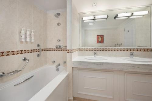 Huntingdon Motor Inn — Bathroom