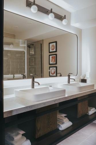 Huntley Lodge — Bathroom