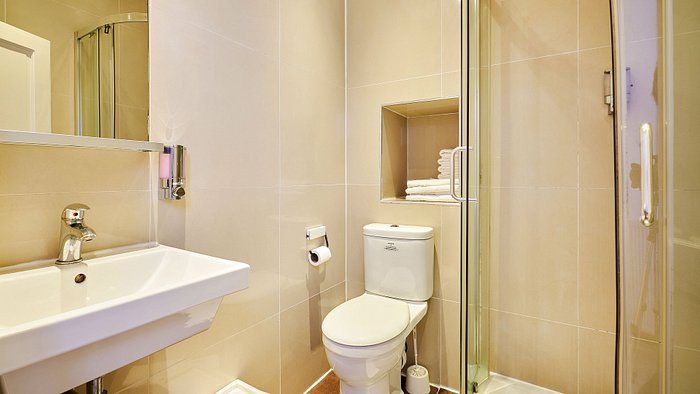 Huttons Hotel — Bathroom