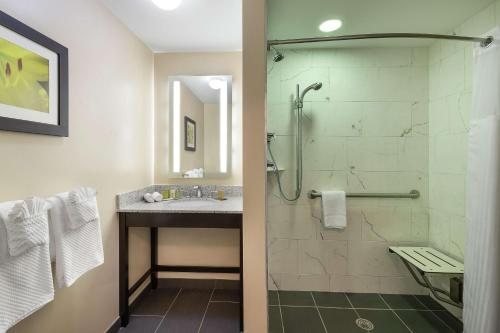Hyannis Harbor Hotel — Bathroom