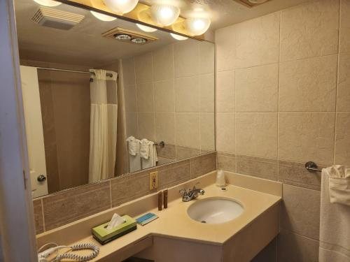 Hyannis Travel Inn — Bathroom