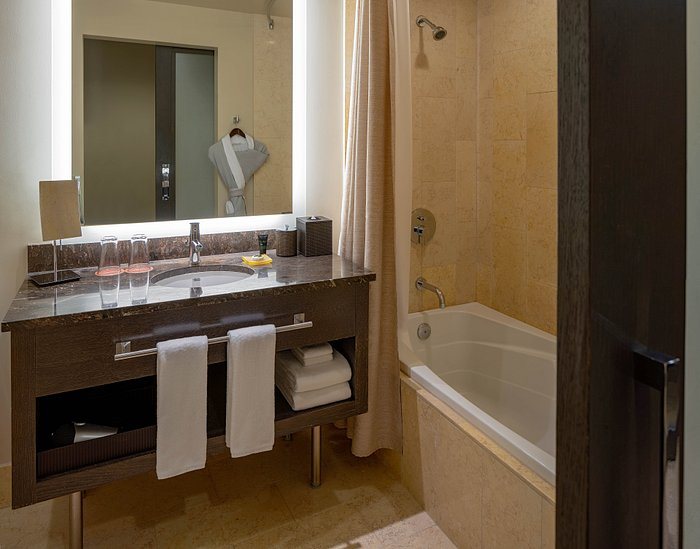 Hyatt At Olive 8 — Bathroom