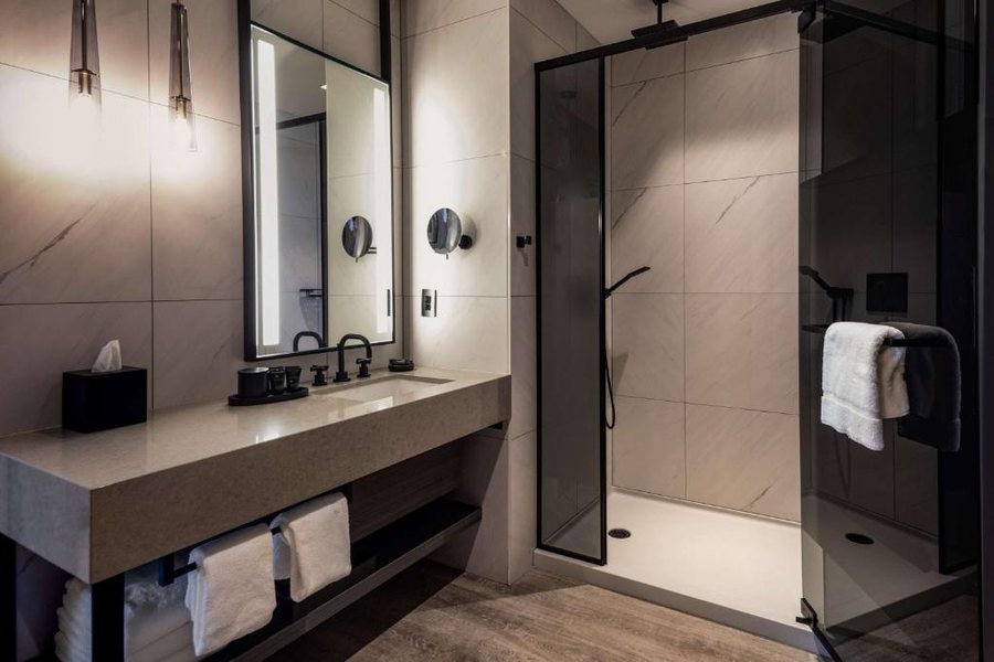 Hyatt Centric Charlotte Southpark — Bathroom