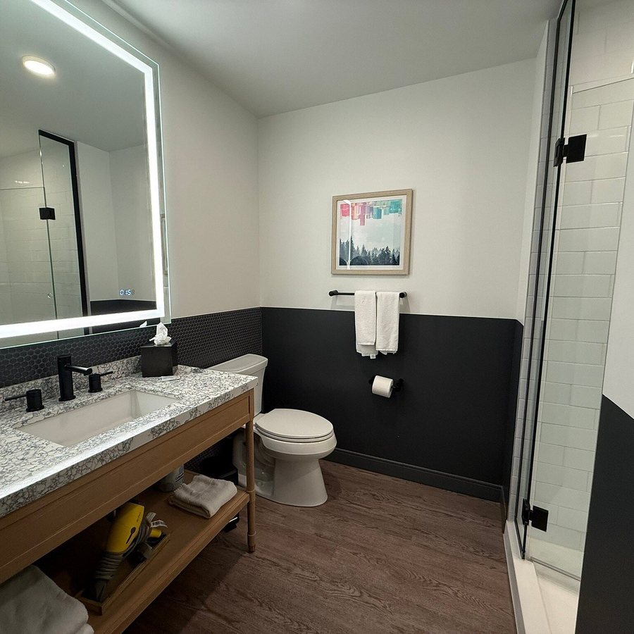 Hyatt Centric Downtown Denver — Bathroom