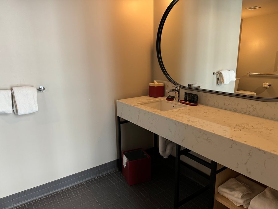 Hyatt Centric Downtown Portland — Bathroom