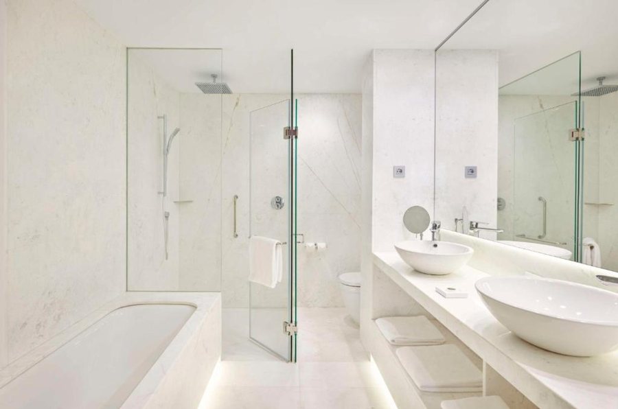 Hyatt Centric Gran Via Madrid — Bathroom