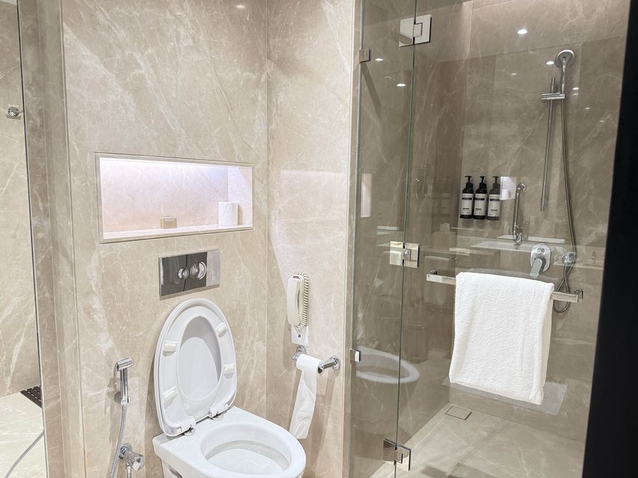 Hyatt Centric Juhu Mumbai — Bathroom