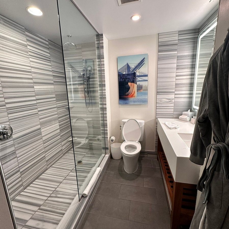 Hyatt Centric The Pike Long Beach — Bathroom