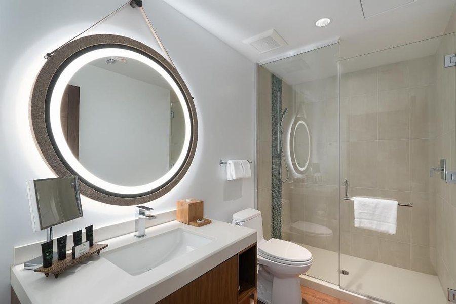 Hyatt Centric Waikiki Beach — Bathroom